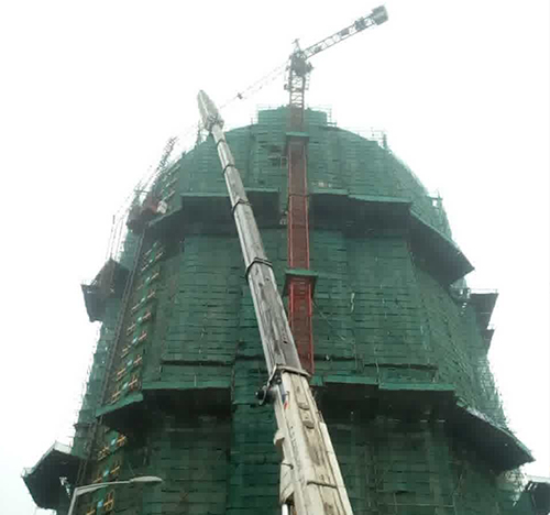 桐城吊车在工地上作业